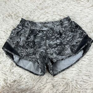 Lululemon Hotty Hot Short II *2.5" Masked Lace Starlight Black